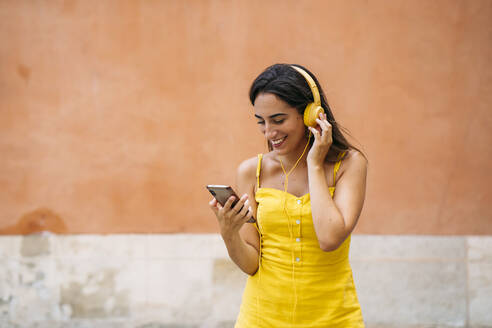 Beautiful young woman with headphones and cell phone - MPPF00162