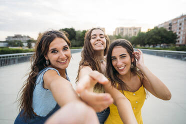 Point of view shot of three happy female friends - MPPF00196