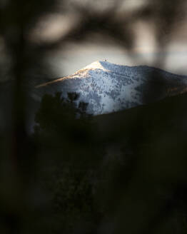 Ein verschneiter Berg namens Point Six mit einer Wetterstation auf dem Gipfel. - CAVF65568