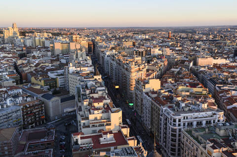 Spanien, Madrid, Luftaufnahme der Gran Via Straße in der Abenddämmerung, lizenzfreies Stockfoto
