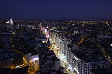 Spanien, Madrid, Luftaufnahme der beleuchteten Gran Via Straße bei Nacht - JCMF00247