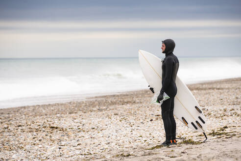 Aufsammeln von Müll während einer Surf-Session - CAVF65603