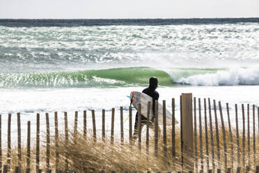 Mann beim Surfen an einem windigen Wintertag - CAVF65619