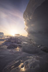 Eisfelsen über dem Baikalsee - CAVF65624