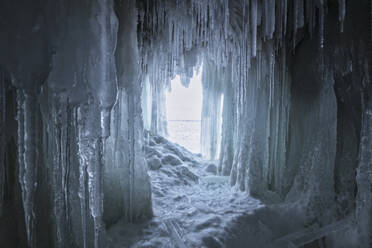 Gefrorene Eishöhle vom Baikalsee. - CAVF65628