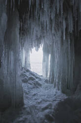 Gefrorene Eishöhle vom Baikalsee. - CAVF65629