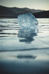 Transparenter Eisfelsen über dem zugefrorenen Baikalsee. - CAVF65637