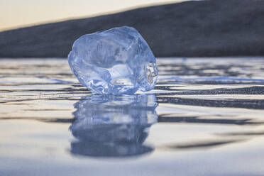 Transparenter Eisfelsen über dem zugefrorenen Baikalsee. - CAVF65638