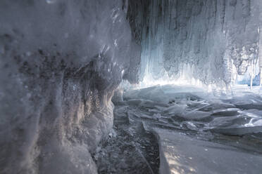 Das Innere der Eishöhle im Baikalsee - CAVF65645