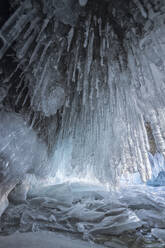 Das Innere der Eishöhle im Baikalsee - CAVF65646
