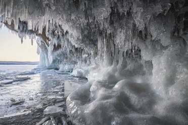 Das Innere der Eishöhle im Baikalsee - CAVF65649