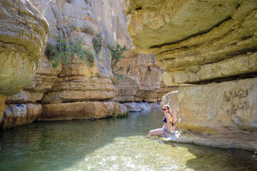 Frau an der Ein-Quelt-Quelle im Wadi Quelt, Jericho, Westjordanland, Palästina - CAVF65653