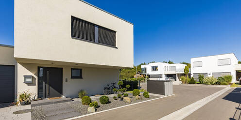 Deutschland, Bayern, Neu-Ulm, Fassade eines neuen Hauses in einem Vorort - WDF05522
