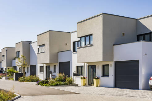 Germany, Bavaria, Neu-Ulm, Row of suburb houses - WDF05524