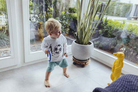 Kleiner Junge hat Spaß mit einem Plastik-Erdmännchen, lizenzfreies Stockfoto