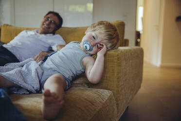 Little boy with pacifier, lying on couch, sleeping - MFF04925