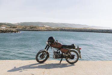 Blick auf ein altes Motorrad am Meeresufer, Nazare, Portugal - AHSF00930