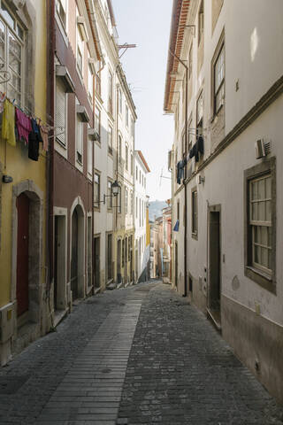 Gasse in der Altstadt von Coimbra, Portugal, lizenzfreies Stockfoto