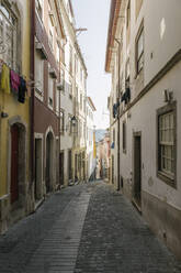 Gasse in der Altstadt von Coimbra, Portugal - AHSF00931