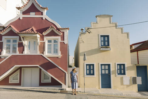 Frau vor einem Haus, Costa Nova, Portugal - AHSF00947