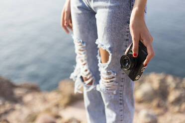 Weiblicher Teenager hält Kamera im Freien - JPTF00341