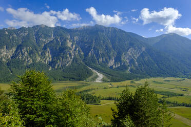 Deutschland, Bayern, Oberau, Blick auf das grün bewaldete Loisachtal - LBF02742