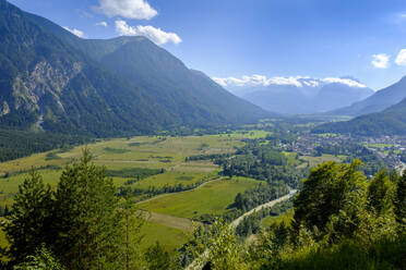 Deutschland, Bayern, Oberau, Blick auf das grün bewaldete Loisachtal - LBF02743