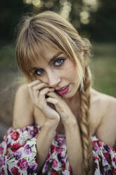 Porträt einer jungen blonden Frau mit Zopf im Sommer - MTBF00026
