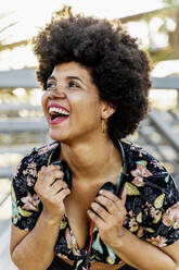 Porträt einer lachenden afro-amerikanischen Frau mit Kopfhörern - ERRF01759