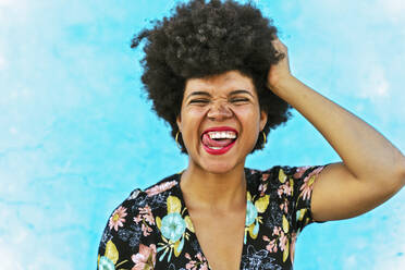 Portrait of female Afro-American woman, hand in hair - ERRF01761