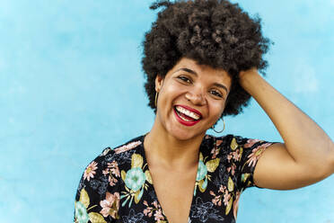 Portrait of smiling female Afro-American woman, hand in hair - ERRF01762