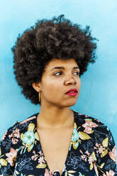 Porträt einer afro-amerikanischen Frau, blaue Wand im Hintergrund - ERRF01770