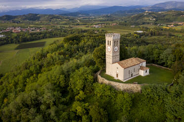 Italien, Friaul-Julisch Venetien, Brazzano, Luftaufnahme einer abgelegenen Kirche auf einem bewaldeten Hügel - MAUF02971