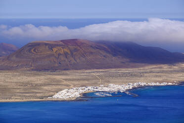 Spanien, Kanarische Inseln, Caleta del Sebo, Blick auf die vulkanische Küste der Insel La Graciosa - SIEF09171