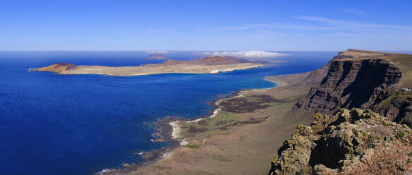 Spanien, Kanarische Inseln, Blick auf das Inselchen Montana Clara von der Küstenklippe von La Graciosa aus - SIEF09173