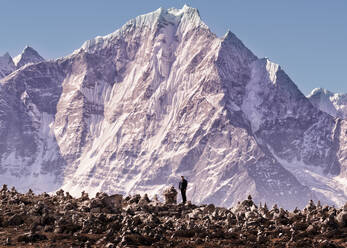 Junge Frau vor dem Berg Thamseku, Solo Khumbu, Mepal - ALRF01561