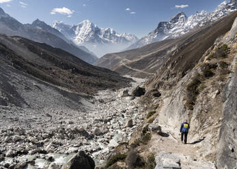 Frau beim Trekking im Himalaya, Nepal - ALRF01563