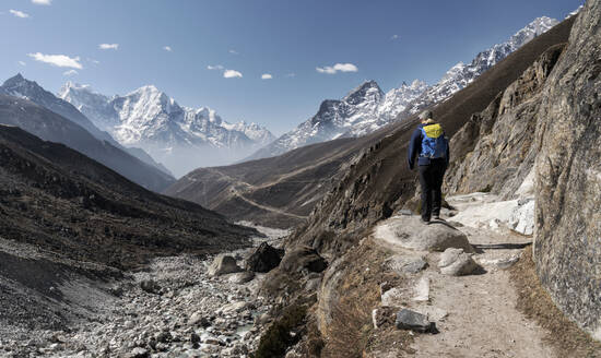 Frau beim Trekking im Himalaya, Nepal - ALRF01564