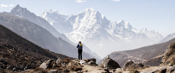Frau beim Trekking im Himalaya, Nepal - ALRF01565