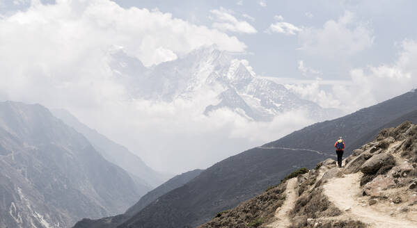 Frau beim Trekking im Himalaya in der Nähe von Machhermo, Solo Khumbu, Nepal - ALRF01569