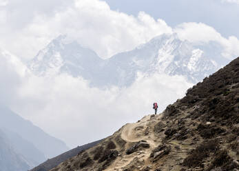 Junger Mann beim Trekking im Himalaya, Solo Khumbu, Nepal - ALRF01570