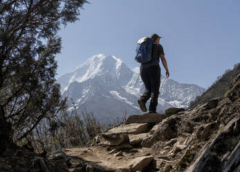 Frau beim Trekking im Himalaya in der Nähe von Namche Bazaar, Solo Khumbu, Nepal - ALRF01572