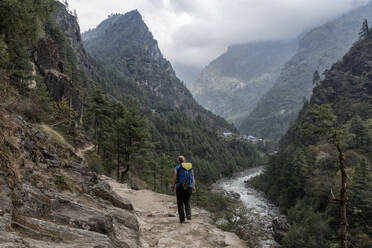 Junge Frau beim Trekking im Himalaya in der Nähe von Manjo, Solo Khumbu, Nepal - ALRF01579