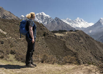 Frau mit Blick auf die Ama Dablam und den Mount Everest, Himalaya, Solo Khumbu, Nepal - ALRF01588