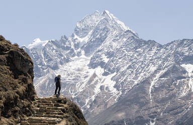 Frau vor dem Berg Thamersku, Himalaya, Solo Khumbu, Nepal - ALRF01590