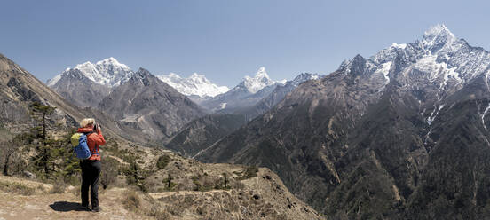 Frau auf dem Everest-Basislager-Trek, Himalaya, Solo Khumbu, Nepal - ALRF01593