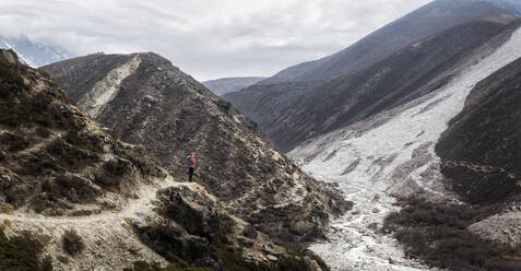 Junge Frau beim Trekking im Himalaya in der Nähe von Dingboche, Solo Khumbi, Nepal - ALRF01601