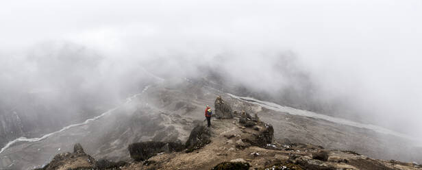 Frau mit Blick auf Dingboche, Himalaya, Solo Khumbu, Nepal - ALRF01607