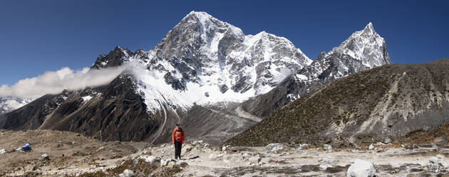 Frau beim Trekking über den Thokla-Pass, Himalaya, Solo Khumbu, Nepal - ALRF01612