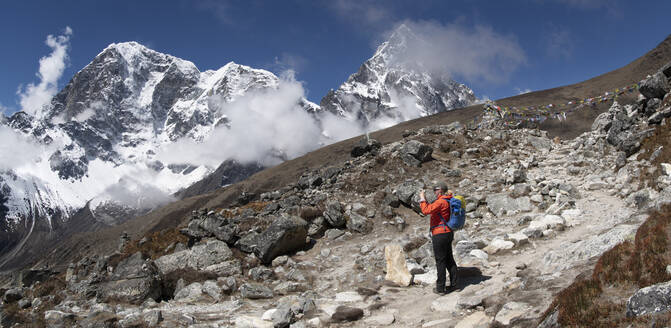 Frau beim Trekking über den Thokla-Pass, Himalaya, Solo Khumbu, Nepal - ALRF01613